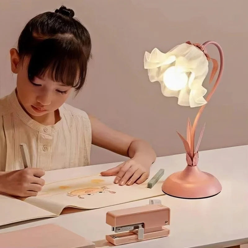 Romantic Flower LED Desk Lamp, Lace Petal Bedside Lamp, Adjustable Light, Suitable for Aesthetic Decoration in Girls' Bedrooms