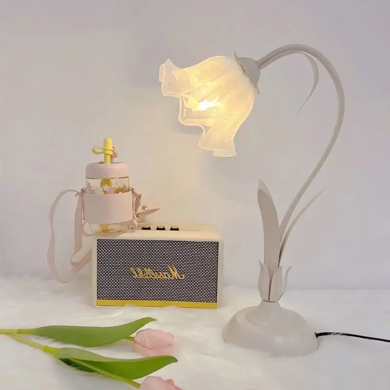 Romantic Flower LED Desk Lamp, Lace Petal Bedside Lamp, Adjustable Light, Suitable for Aesthetic Decoration in Girls' Bedrooms