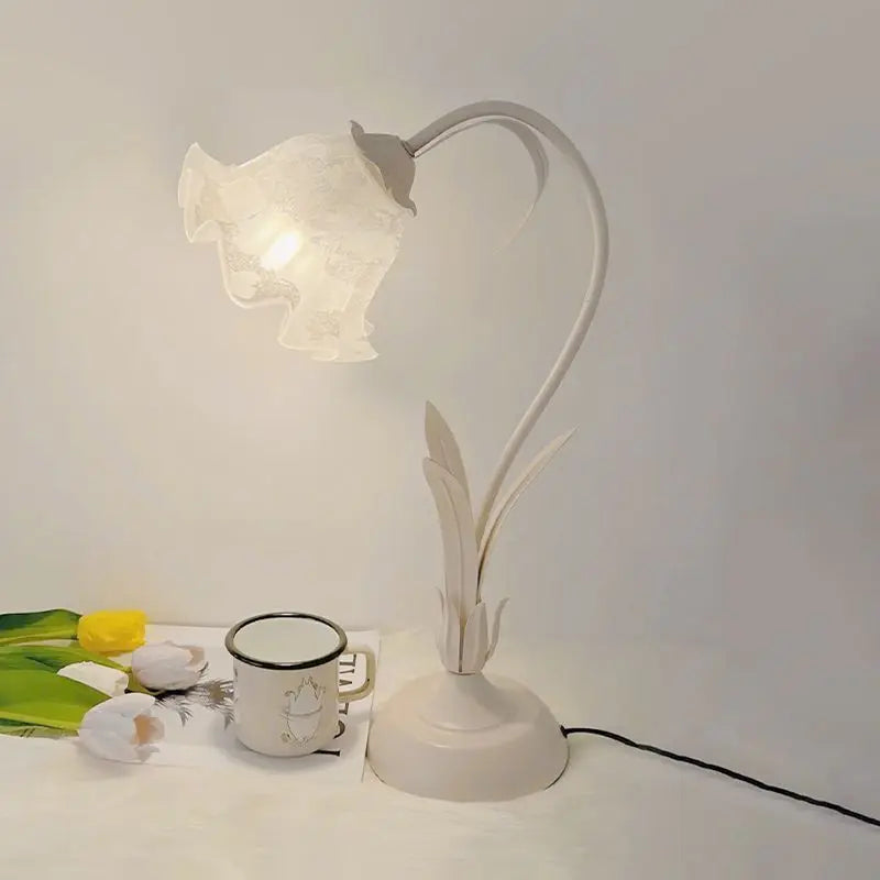 Romantic Flower LED Desk Lamp, Lace Petal Bedside Lamp, Adjustable Light, Suitable for Aesthetic Decoration in Girls' Bedrooms