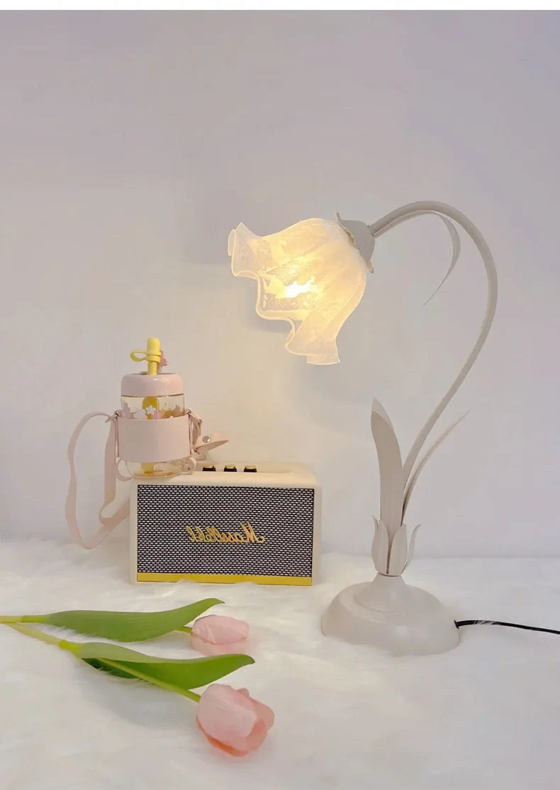 Romantic Flower LED Desk Lamp, Lace Petal Bedside Lamp, Adjustable Light, Suitable for Aesthetic Decoration in Girls' Bedrooms