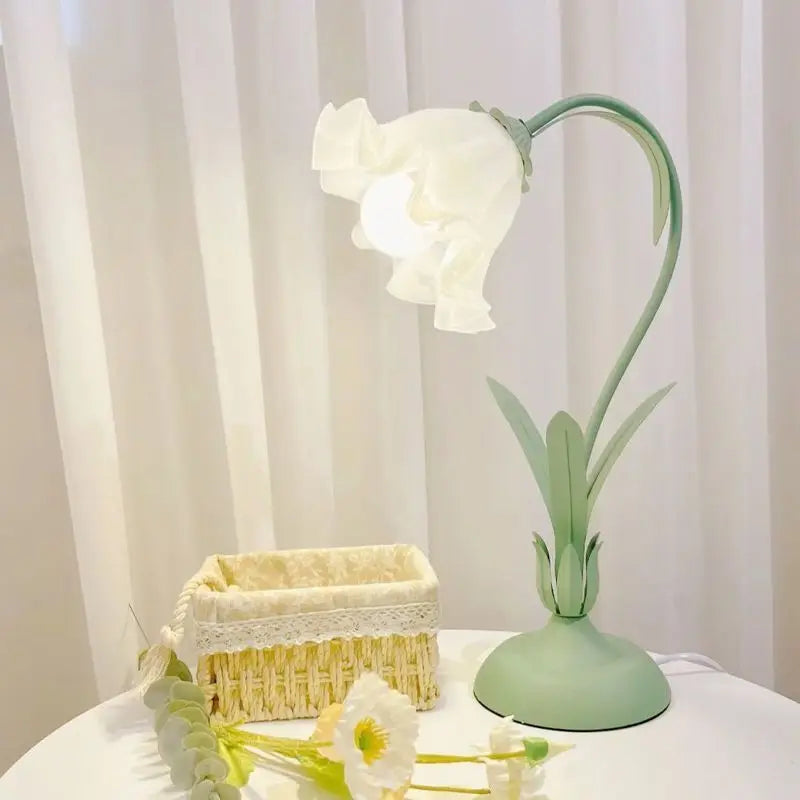 Romantic Flower LED Desk Lamp, Lace Petal Bedside Lamp, Adjustable Light, Suitable for Aesthetic Decoration in Girls' Bedrooms