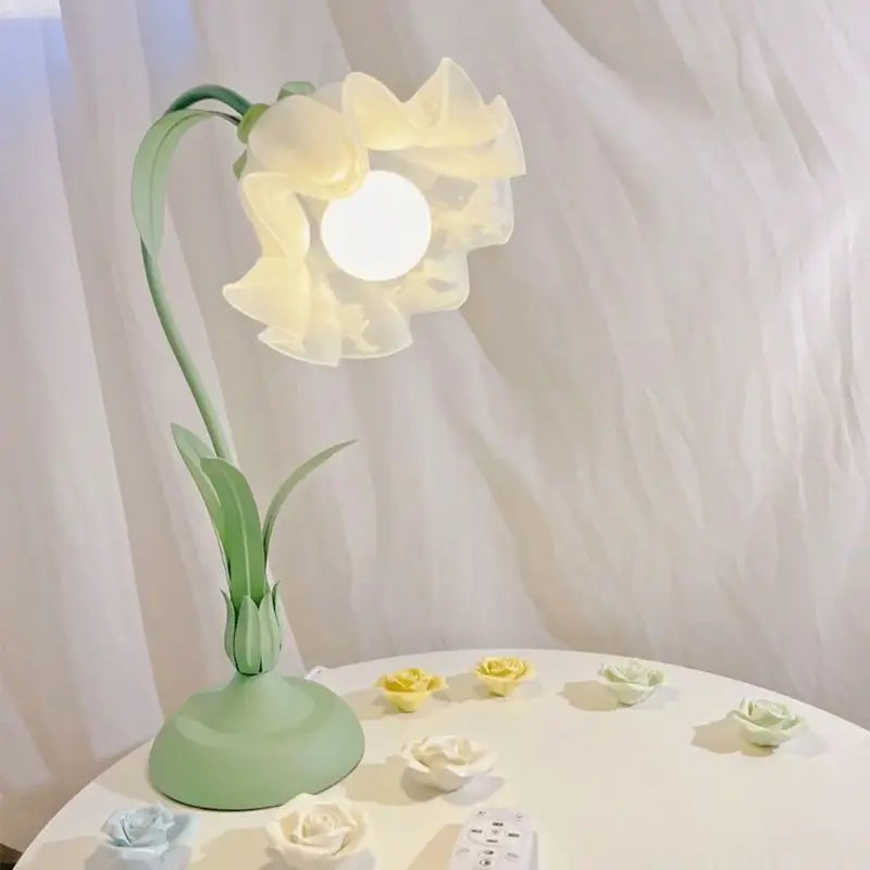 Romantic Flower LED Desk Lamp, Lace Petal Bedside Lamp, Adjustable Light, Suitable for Aesthetic Decoration in Girls' Bedrooms