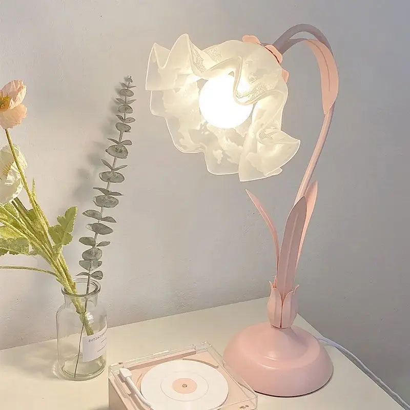 Romantic Flower LED Desk Lamp, Lace Petal Bedside Lamp, Adjustable Light, Suitable for Aesthetic Decoration in Girls' Bedrooms