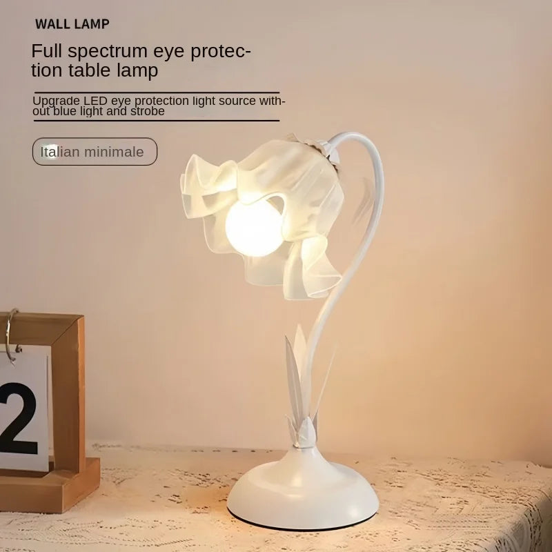 Romantic Flower LED Desk Lamp, Lace Petal Bedside Lamp, Adjustable Light, Suitable for Aesthetic Decoration in Girls' Bedrooms